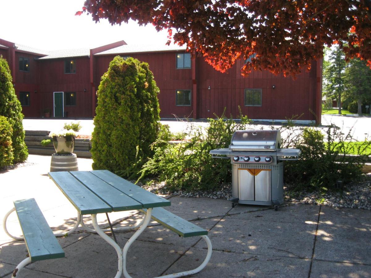 Cedar Hill Lodge Saint Ignace Exterior photo
