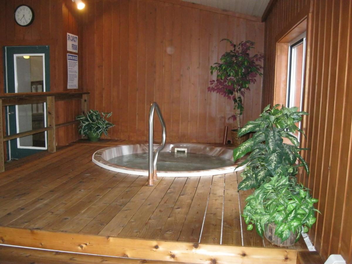 Cedar Hill Lodge Saint Ignace Exterior photo