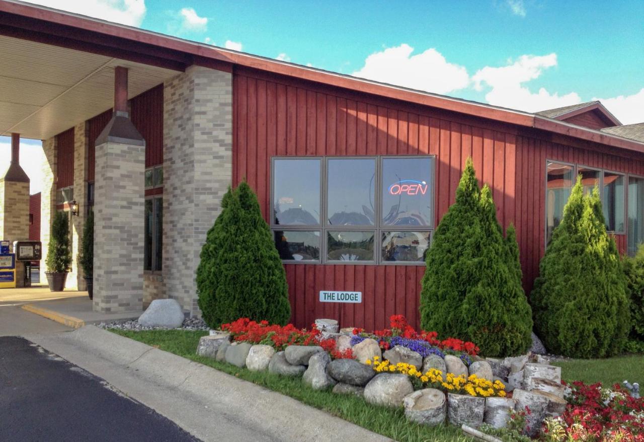 Cedar Hill Lodge Saint Ignace Exterior photo